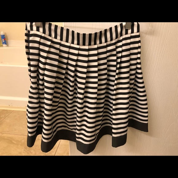 Pattern skirt great for work! - Picture 2 of 4